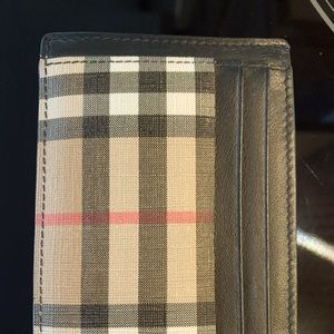Men’s Burberry Money Clip & Card Holder. Classic plaid design.